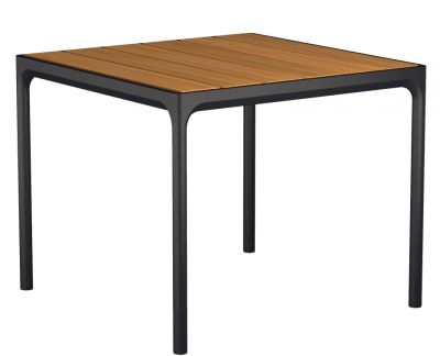 Quadratischer Houe Esstisch für den Außenbereich mit Holzoptik-Tischplatte und schwarzem Metallgestell.